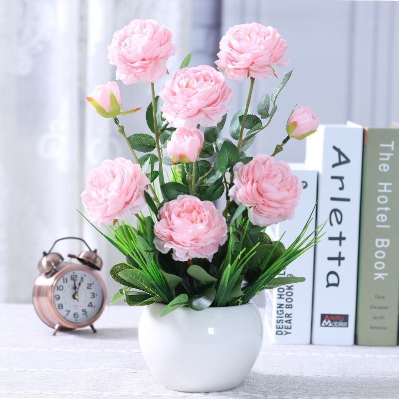 Künstliches Blumenarrangement in modernem Keramikvase