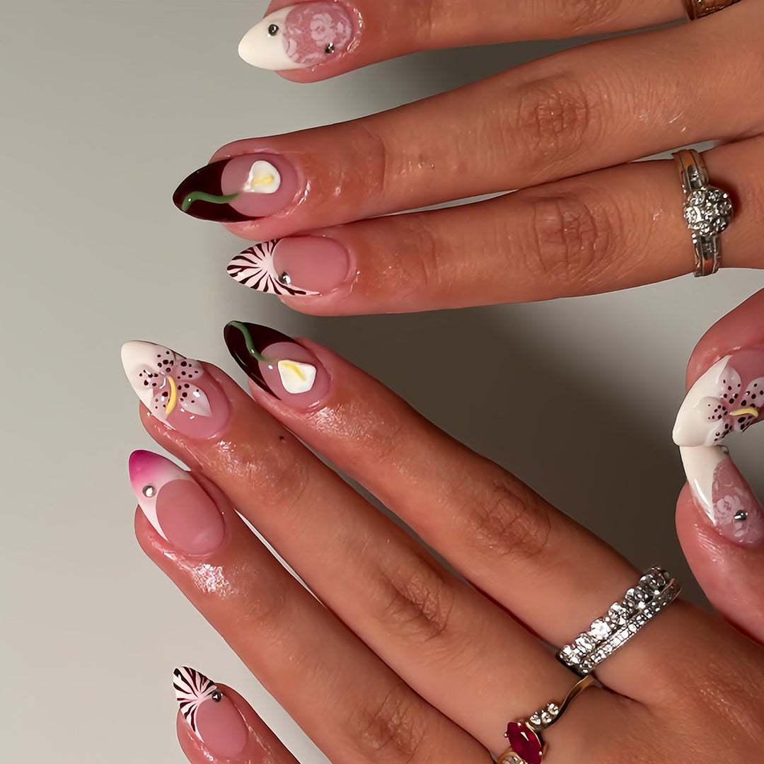 Kunstfingernägel mit Kreativen Floralen Designs und Glitzerakzenten Karnz