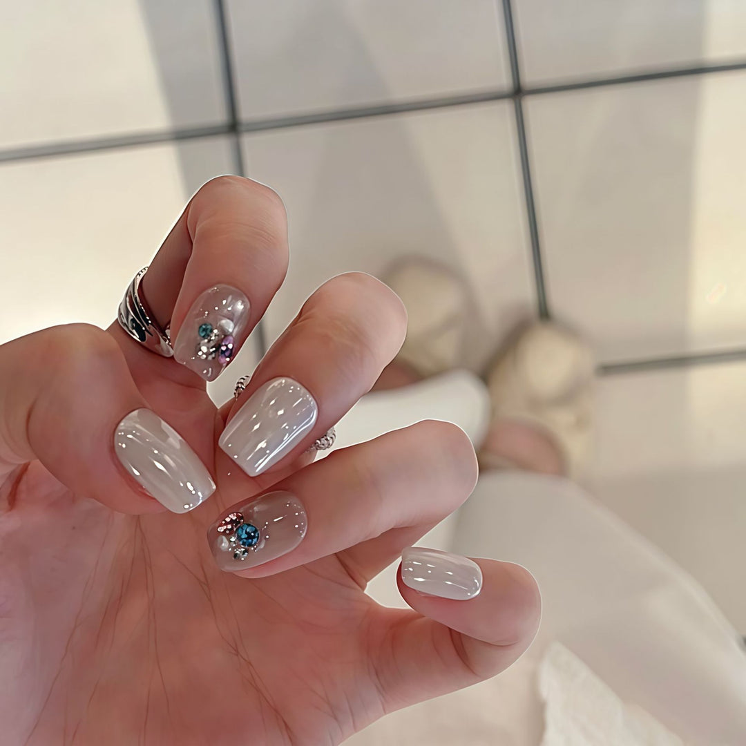Kunstnägel mit Eleganten Schmuckakzenten Karnz