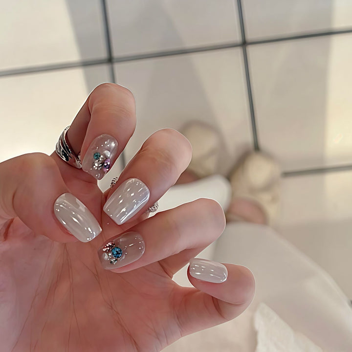 Kunstnägel mit Eleganten Schmuckakzenten Karnz