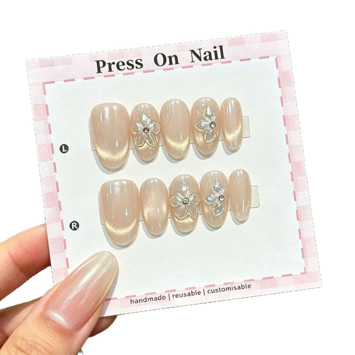 Elegantes Floral Press-On-Nagelset mit Gem-Akzenten