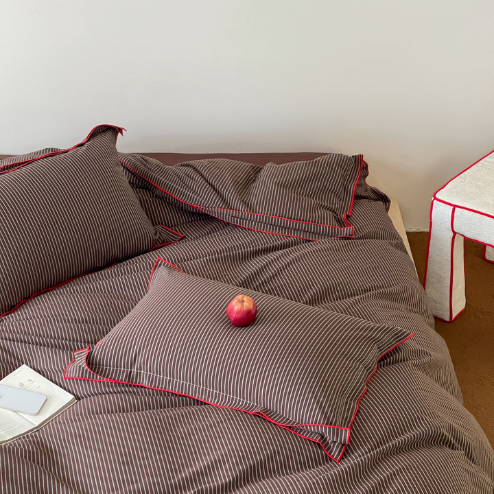 Premium-Bettbezug-Set aus Baumwoll-Satin mit feinen Nadelstreifen und kontrastierender Paspel