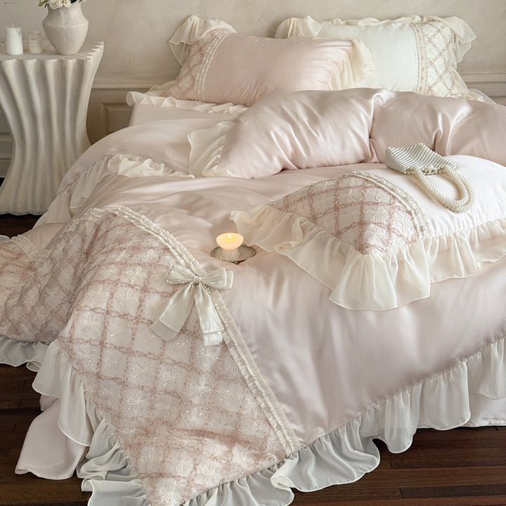 Romantische Satin-Bettgarnitur mit Volant, bestickter Spitzeneinlage und Schleifenapplikation