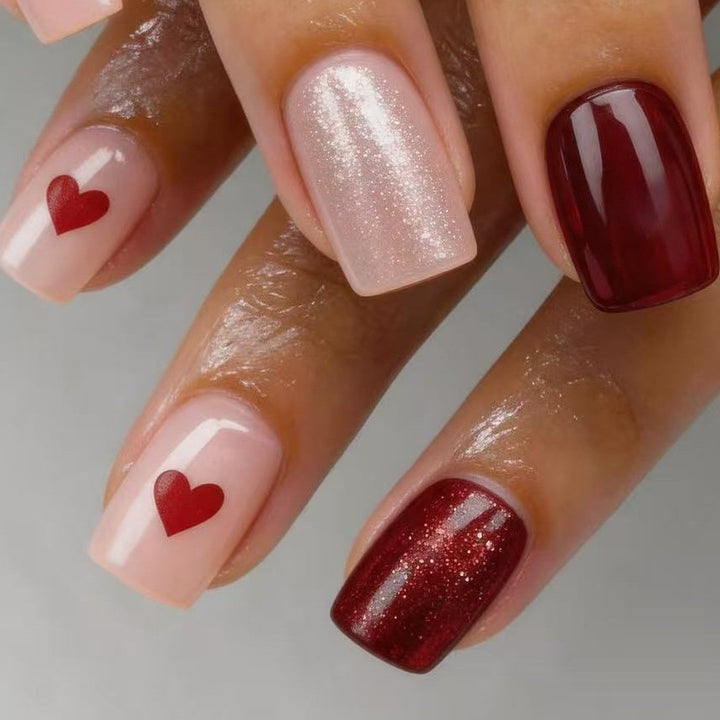 Kunstnagelset mit Herzmotiven und Glitzer Karnz