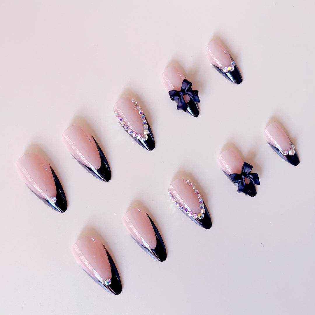 Kunstnagelset mit glamourösen 3D-Schleifen und Strassverzierungen Karnz