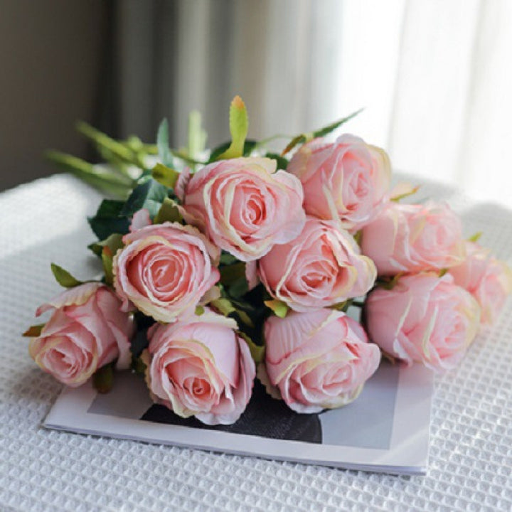 Dekorative Blumenarrangement für die Inneneinrichtung