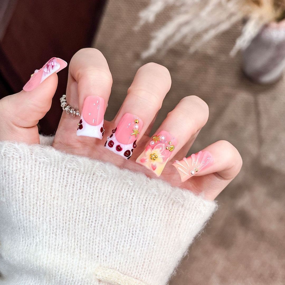 Künstlerisches Acryl-Nageldesign mit Edelstein-Akzenten