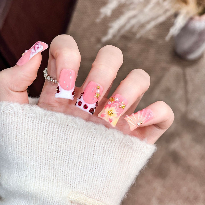 Künstlerisches Acryl-Nageldesign mit Edelstein-Akzenten