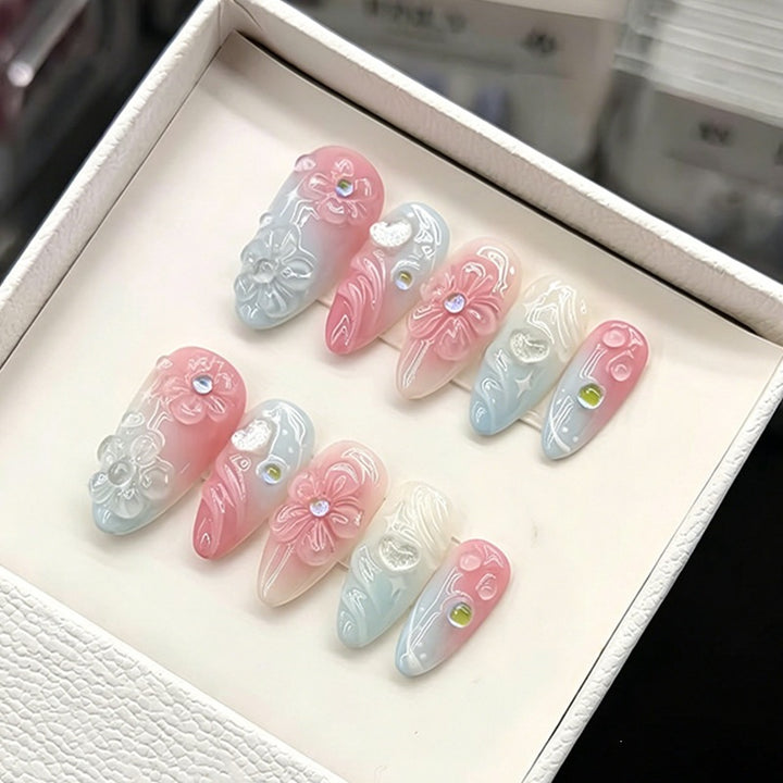 Kunstnagelset mit elegantem Farbverlauf und floralem Design Karnz