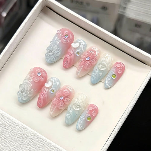 Kunstnagelset mit elegantem Farbverlauf und floralem Design Karnz
