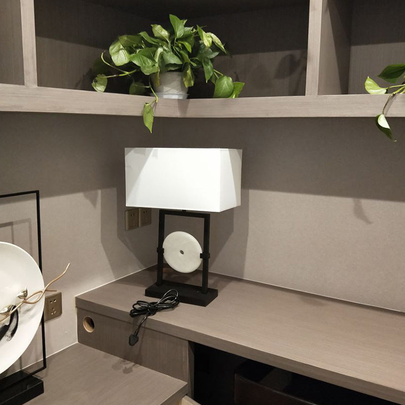 Zeitgenössische Tischlampe mit elegantem geometrischen Design