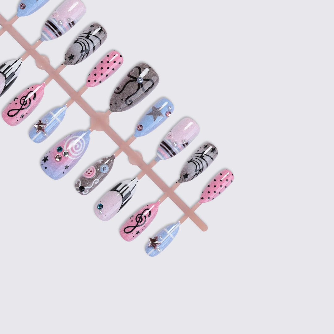 Kunstnagelset mit musikalischem Design Karnz