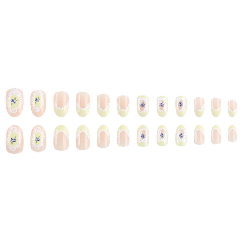 Elegante Press-On Nagelkunst Karnz