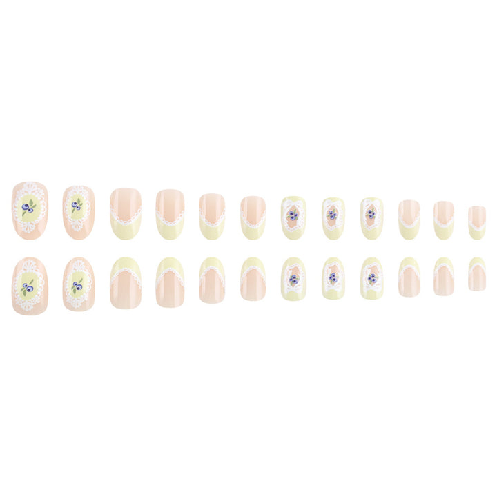 Elegante Press-On Nagelkunst Karnz