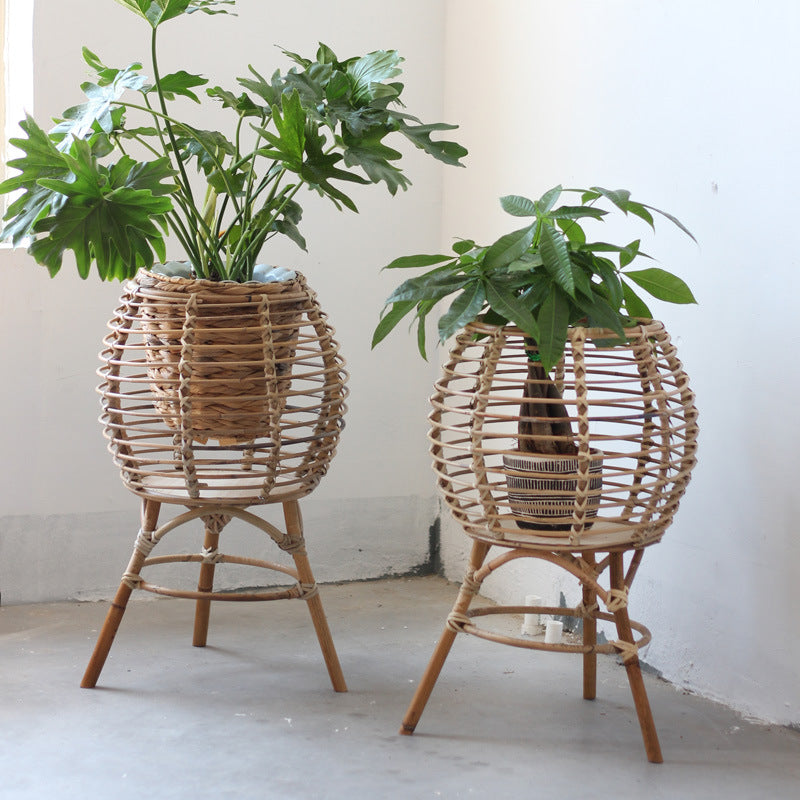 Handgefertigter Rattan-Hocker Karnz