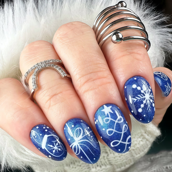 Kunstnägel mit Festlichem Winterdesign Karnz
