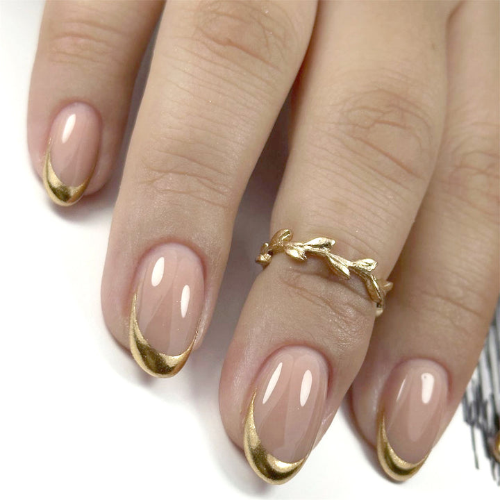 Elegante goldfarbene French-Nagelkunst Karnz