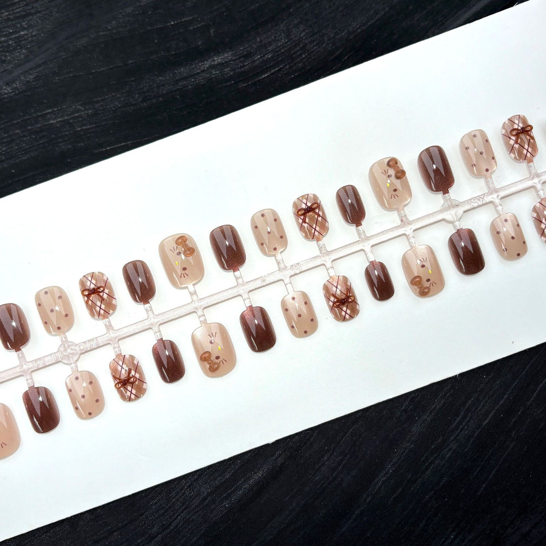 Künstlerisches Press-On-Nagelset mit skurrilen Designs
