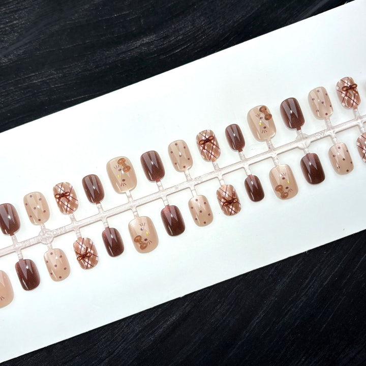 Künstlerisches Press-On-Nagelset mit skurrilen Designs