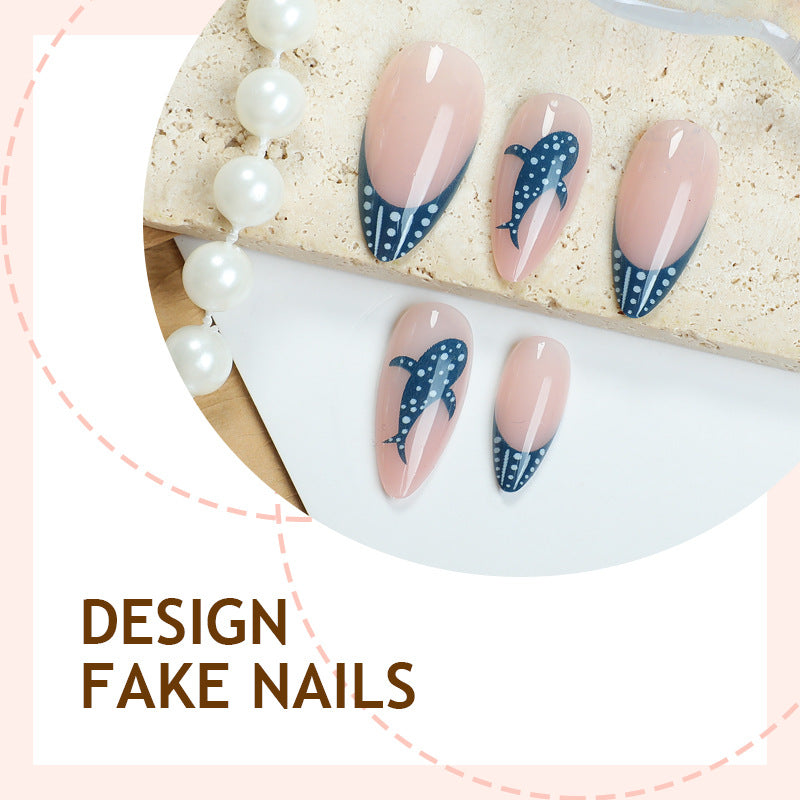 Kreatives Nagelset mit maritimem Design Karnz