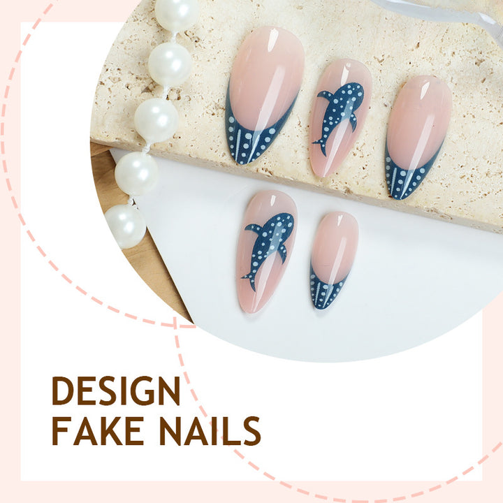 Kreatives Nagelset mit maritimem Design Karnz