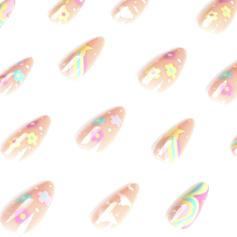 Kunstvolle Nagelkunst mit fröhlichen Motiven und bunten Akzenten Karnz