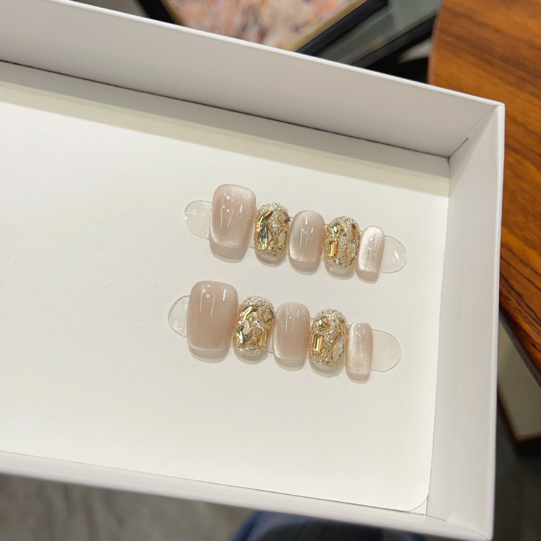 Elegantes Press-On Nagelset mit dekorativen Akzenten Karnz