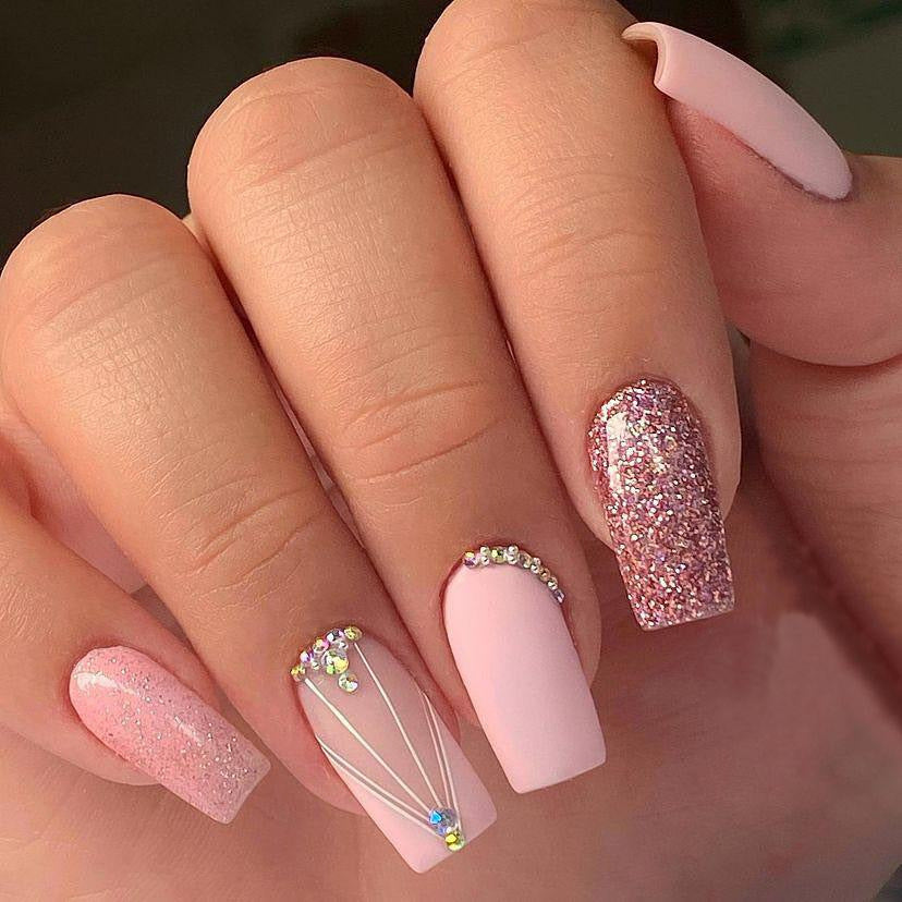 Dekorative Glitzernde Nagelkunst Karnz