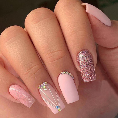 Dekorative Glitzernde Nagelkunst Karnz