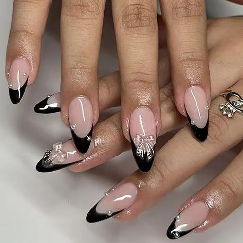 Elegantes Stiletto Press-On Nagelkunst-Set mit dekorativen Blumen- und Strassakzenten Karnz