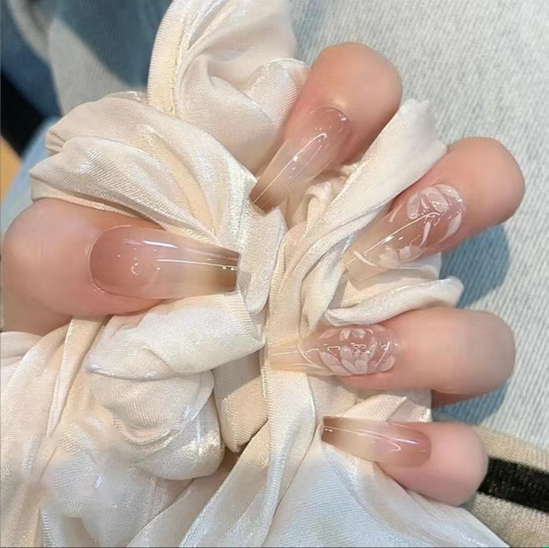 Dekorative Lange Stiletto Press-On Nägel mit Herz- und Blumenakzenten Karnz