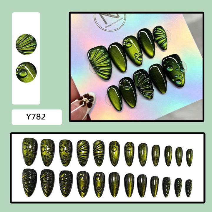 Kunstvoller Nagelspitzen Set mit Blattakzenten Karnz