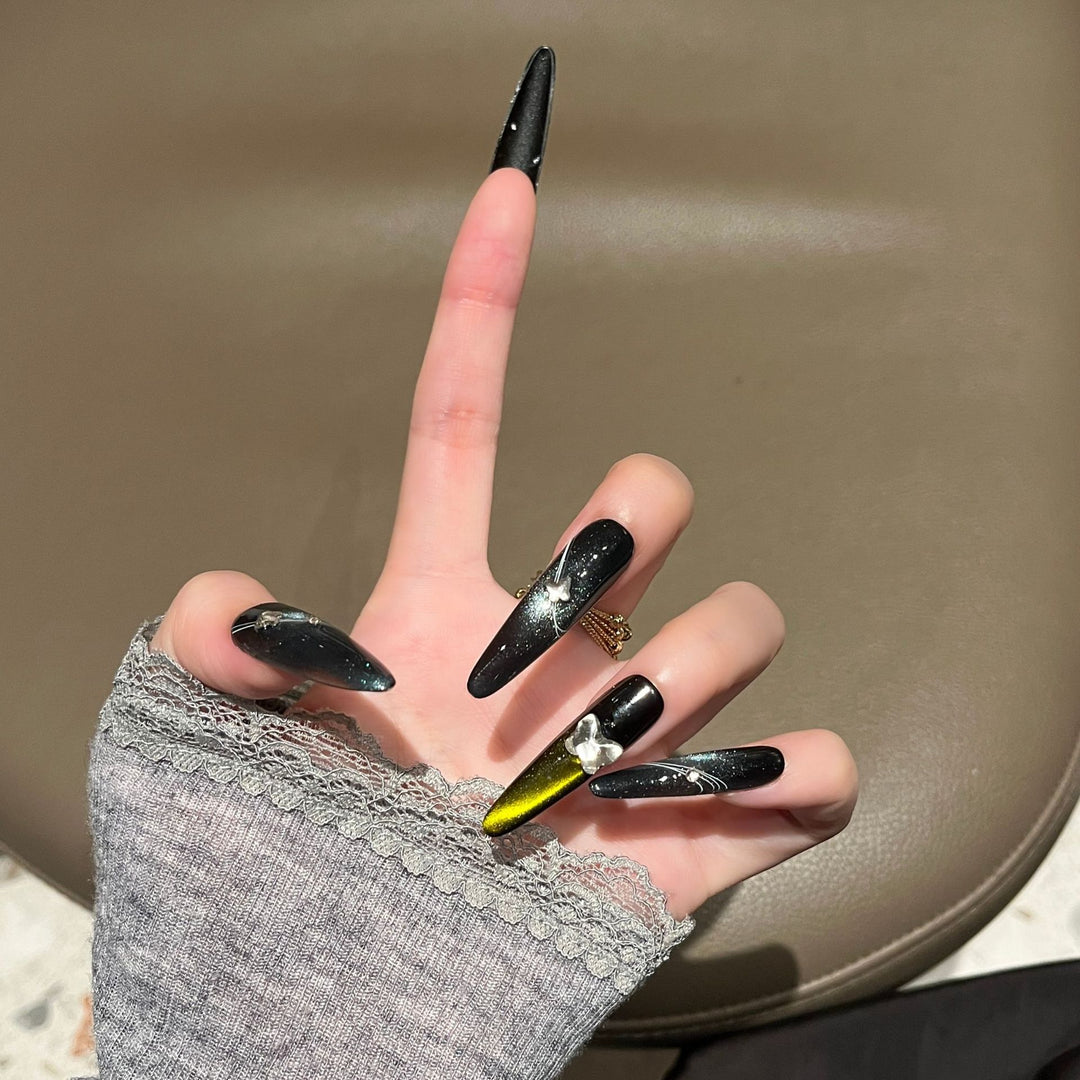 Künstlerische Stiletto-Nagelerweiterungen mit metallischen Akzenten Karnz