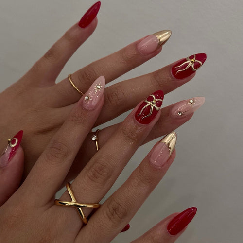 Dekorative elegante Stiletto-Nagelkunst Karnz