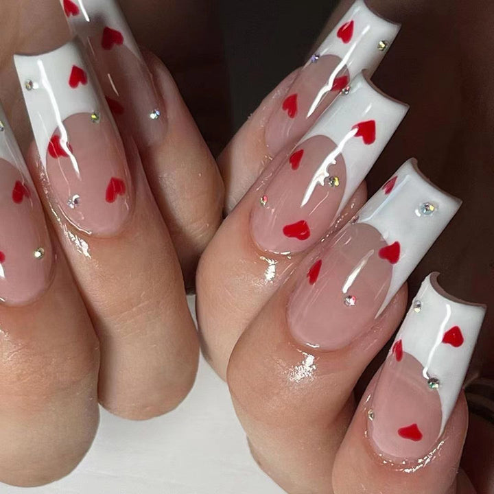 Kreative Nagelkunst mit Herzdesign Karnz