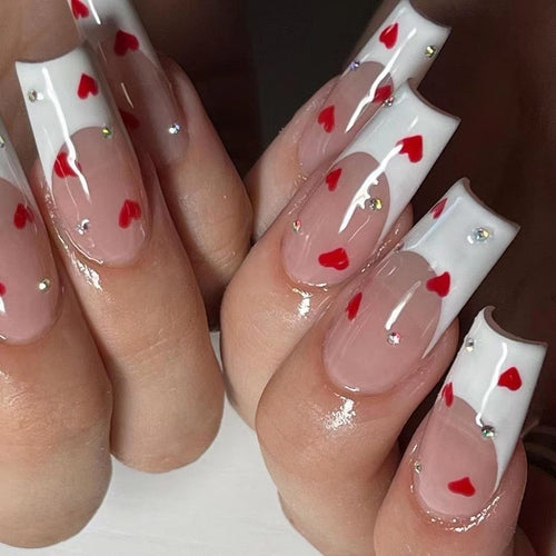 Kreative Nagelkunst mit Herzdesign Karnz