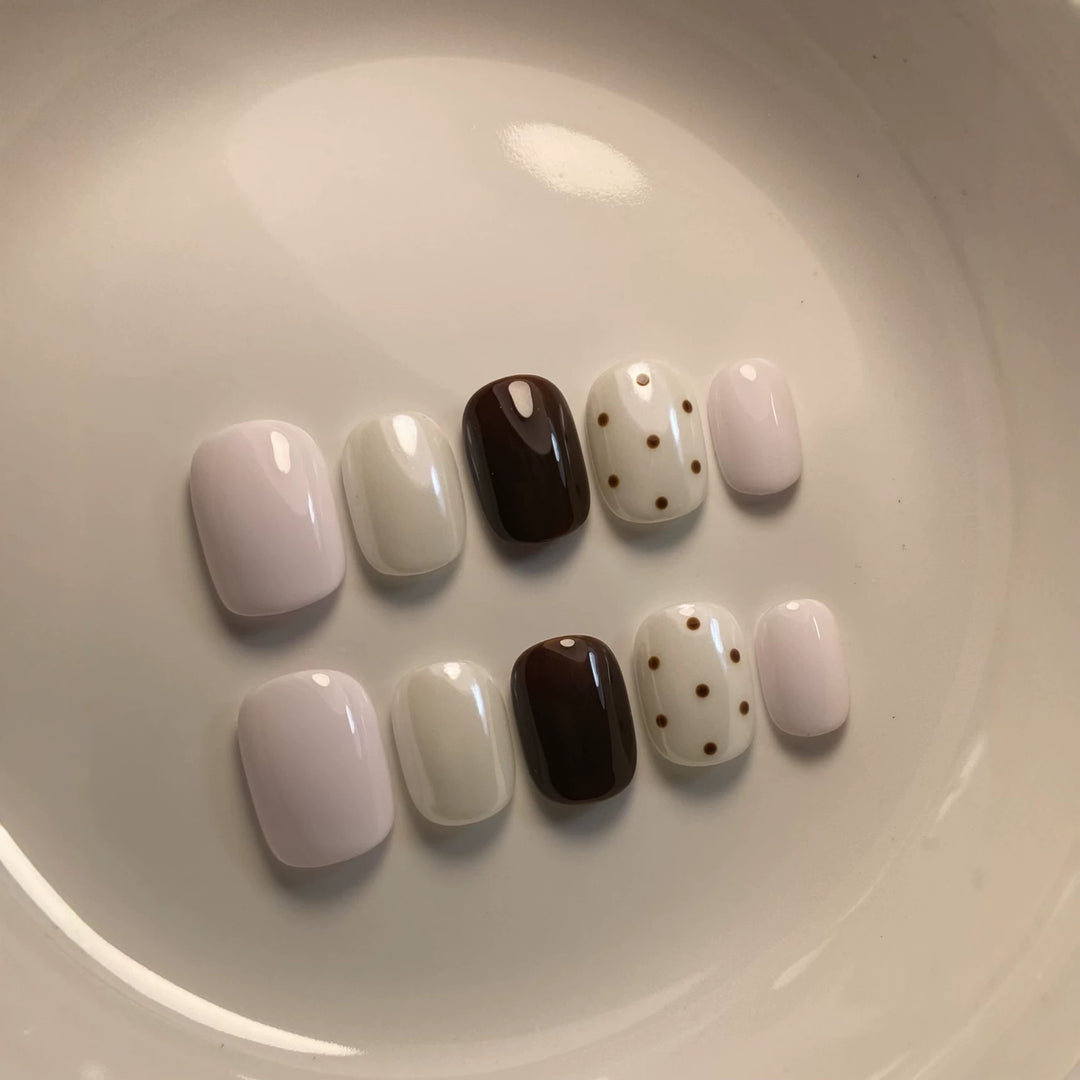 Künstlerisches Press-On-Nagelset mit abstrakten und Punktmuster-Designs