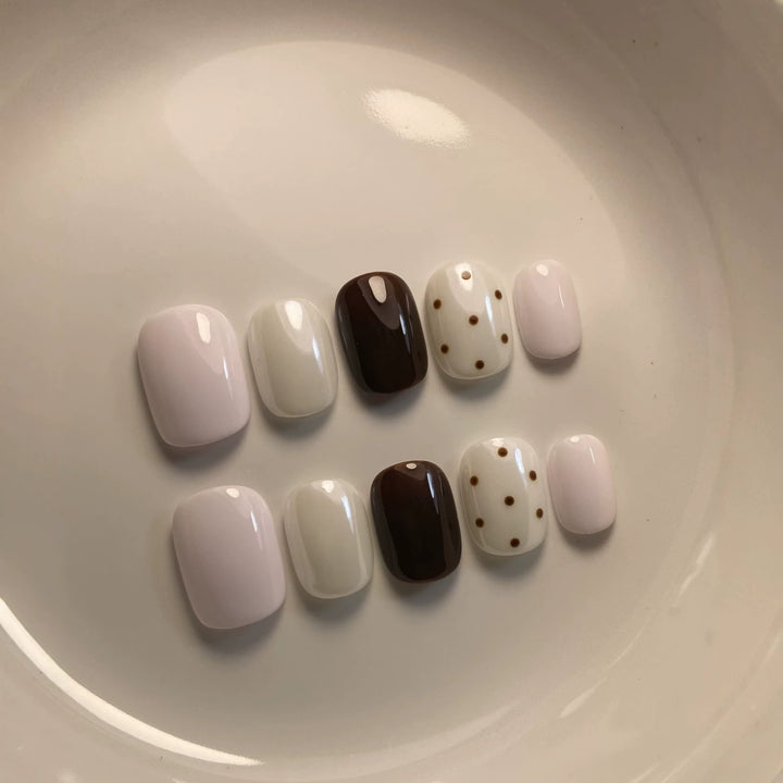 Künstlerisches Press-On-Nagelset mit abstrakten und Punktmuster-Designs