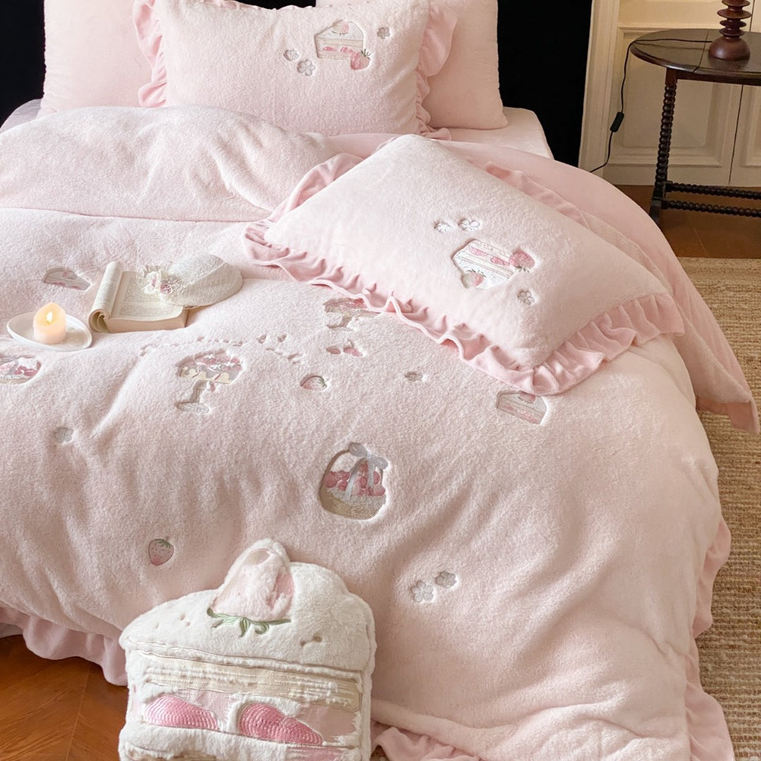 Luxuriöses Pink Besticktes Samt Bettbezug Set mit Rüscheneinfassung und Dekokissenbezügen