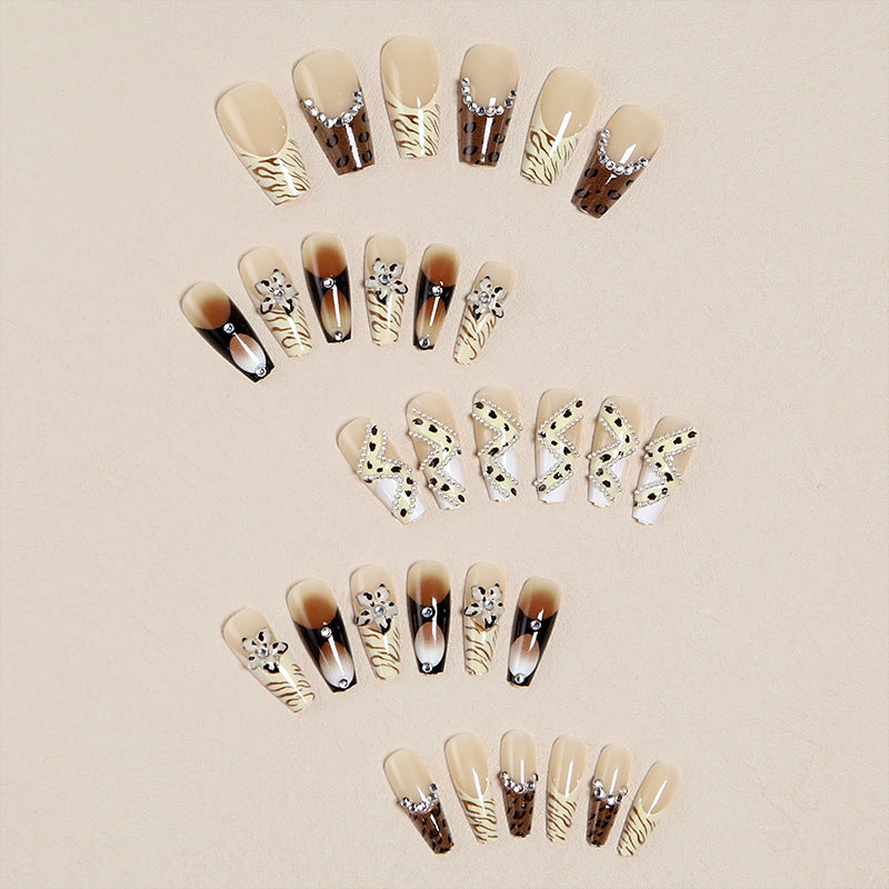 Glamouröses Nagelset Karnz