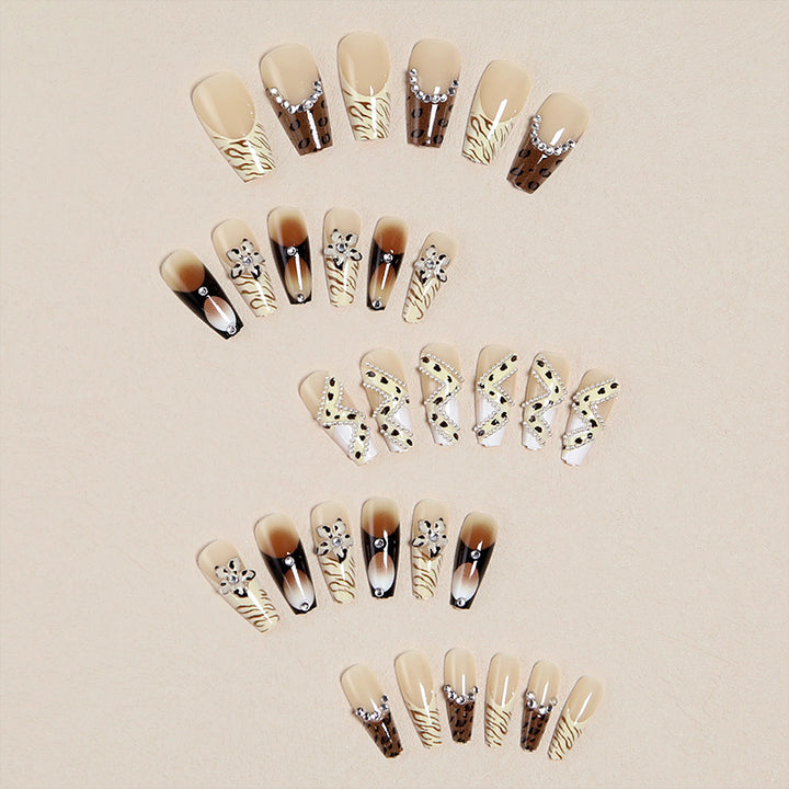 Glamouröses Nagelset Karnz