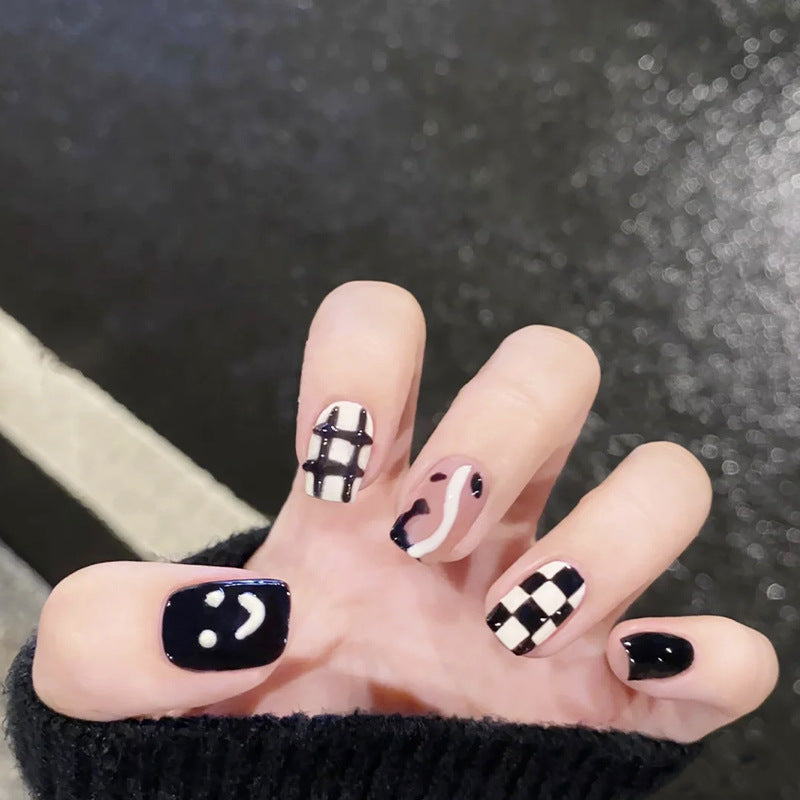 Kreatives Kunstnagelset mit modernen geometrischen Mustern Karnz