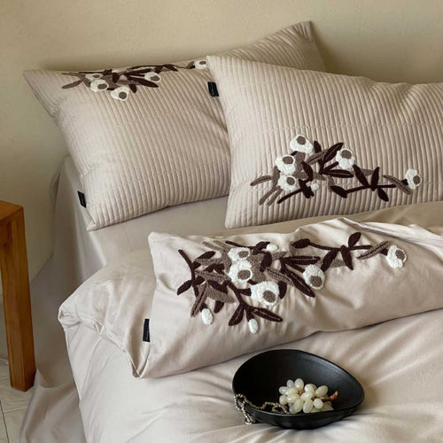 Hochwertige Baumwoll-Mako Bettwäschegarnitur mit dezenter Blumenapplikation und gerippten Kissenbezügen