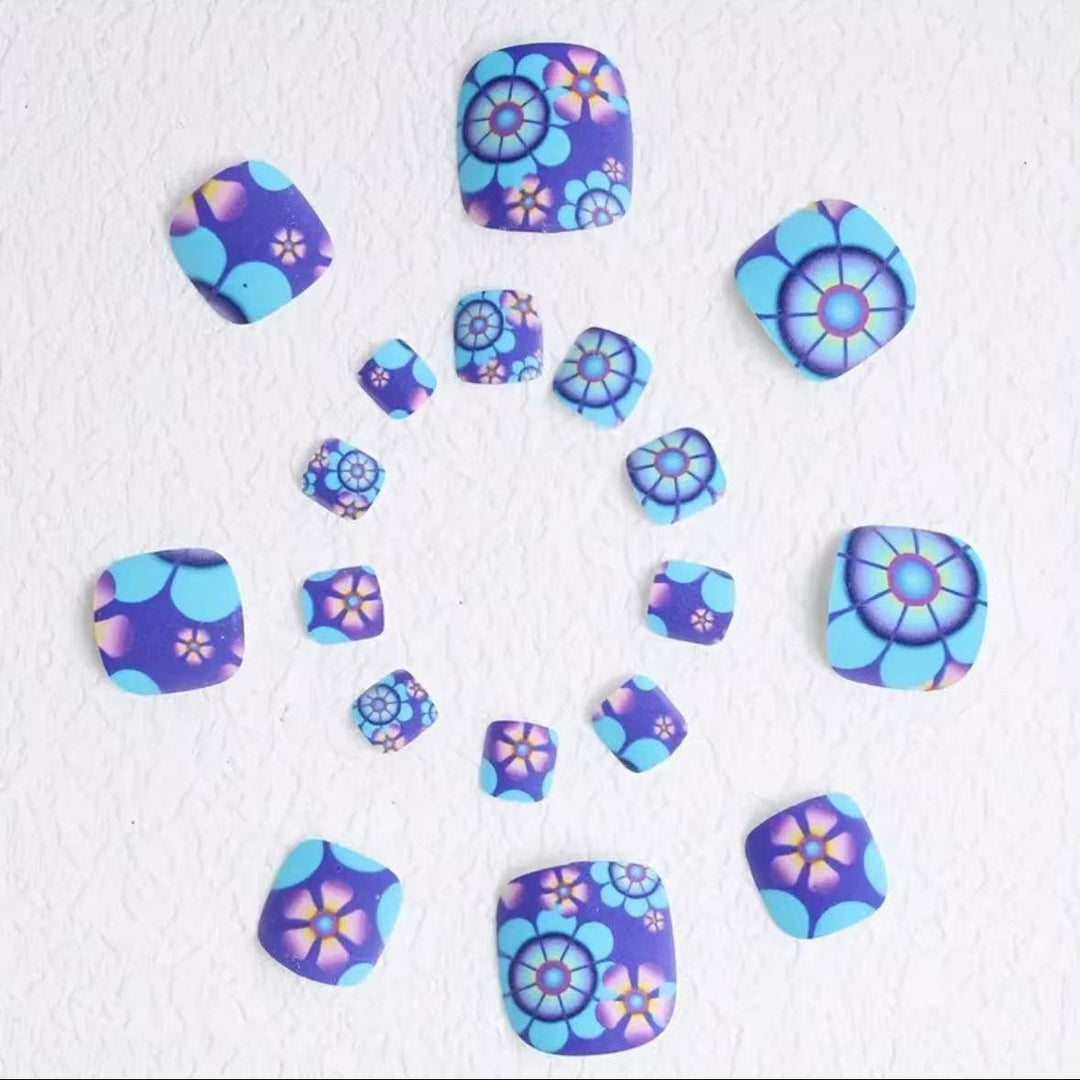 Fußnagelkunstset mit floralen Designs und mattem Finish Karnz