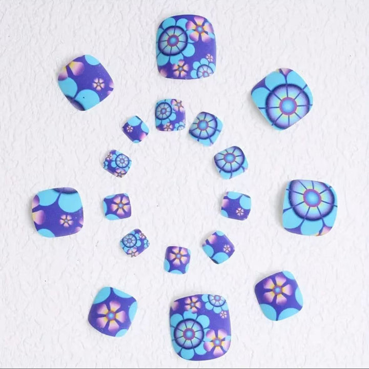 Fußnagelkunstset mit floralen Designs und mattem Finish Karnz