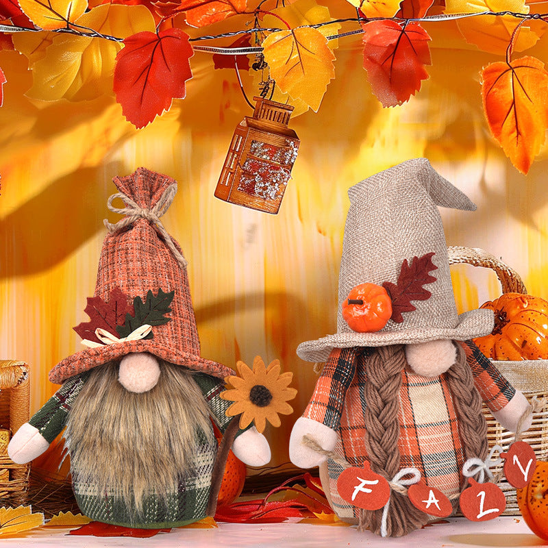 Herbstliche handgefertigte Deko‑Wichtelfigur mit Strickmütze, Filzlaub‑Applikation und Kürbisdetail
