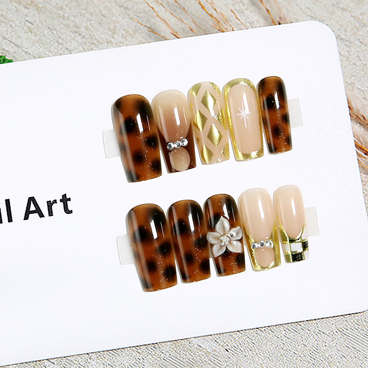 Elegante Kunstnägel mit floralen und glitzernden Details Karnz