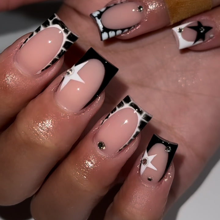 Elegantes Künstlerisches Press-On Nagelkunst Set Karnz