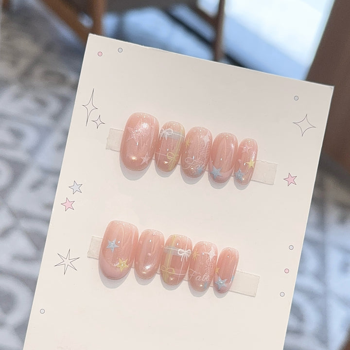 Kunstnägel mit Romantischen Sternen- und Glitzermotiven Karnz