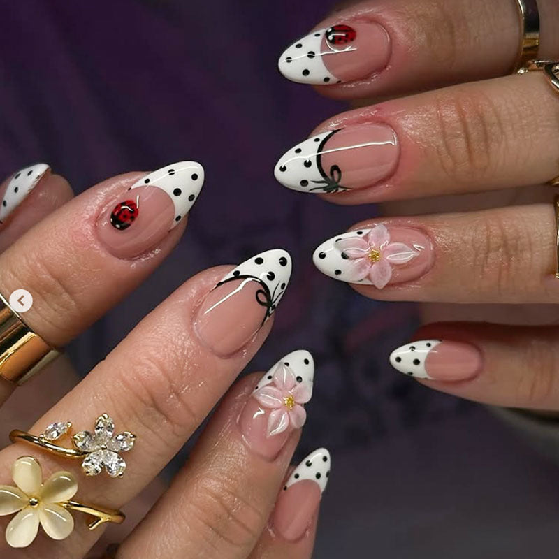 Künstlerische Stiletto Press-On Nägel mit floralen Akzenten